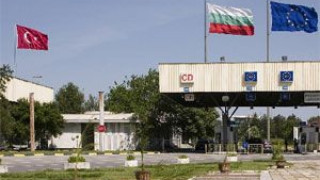 40 жени и деца изчезват от обърната лодка