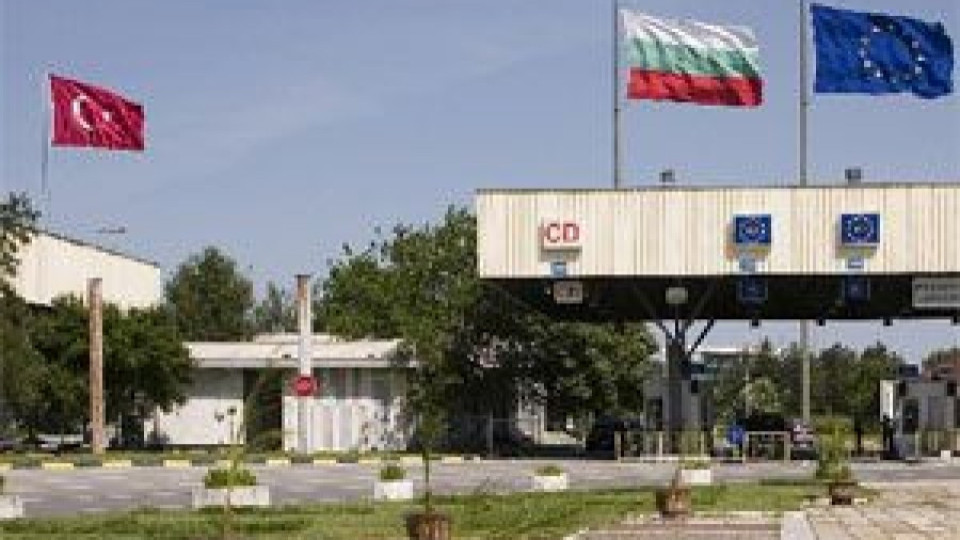 40 жени и деца изчезват от обърната лодка | StandartNews.com