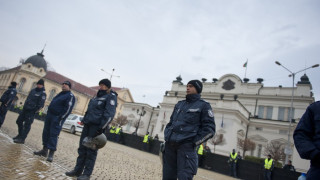 Арести и скандали в първия пленарен ден