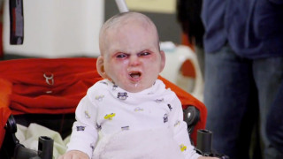 ВИДЕО: Дяволско бебе шашна жителите на Ню Йорк