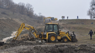 Пускат водата на опасен "ничий" язовир