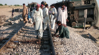 Влак се взриви и дерайлира в Пакистан