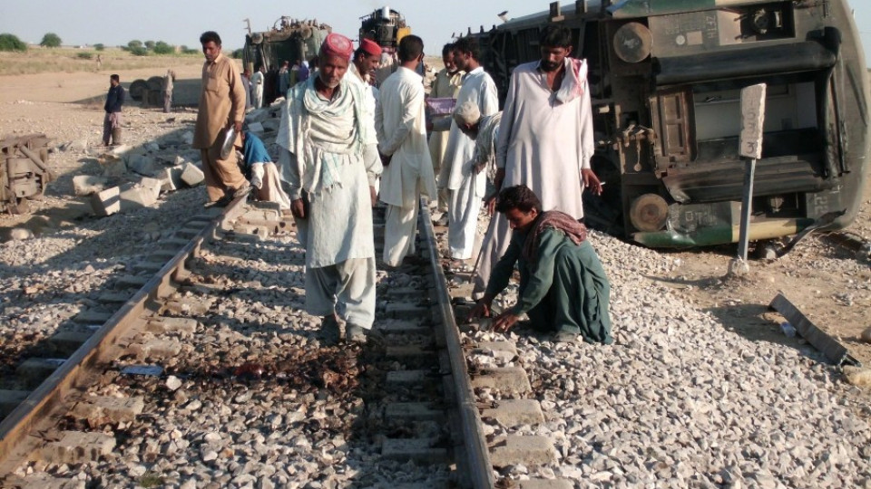 Влак се взриви и дерайлира в Пакистан | StandartNews.com