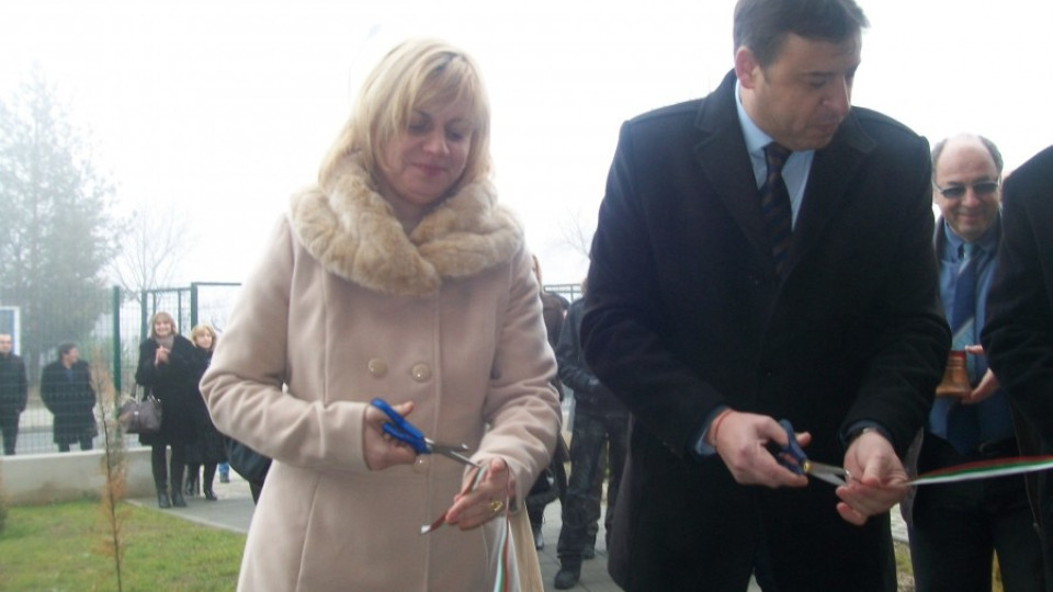Министър Терзиева сряза лентата на два Центъра за деца | StandartNews.com