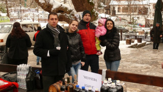 Чехи и македонци пият вино на фестивал в Мелник