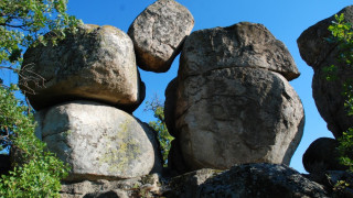 Селяни стягат къщи за гости заради уникален скален град