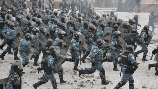 Бронирани бойни машини излязоха срещу протеста в Киев