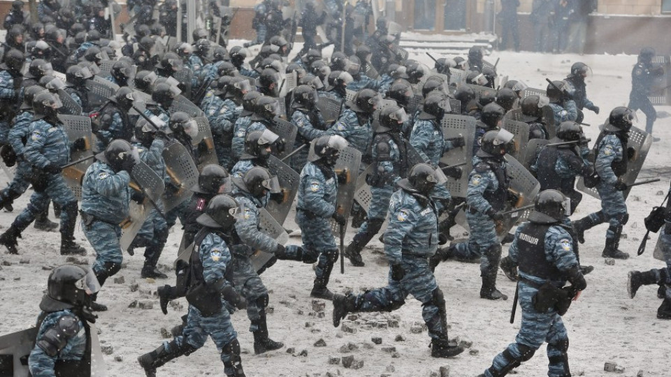 Бронирани бойни машини излязоха срещу протеста в Киев | StandartNews.com