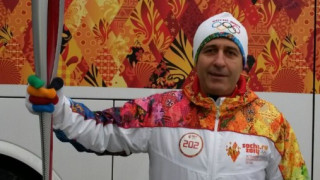 Генералният секретар на БОК бяга с олимпийския огън за Сочи