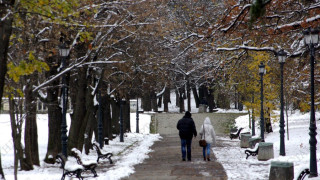 Зимата идва с поледици и сняг