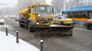 Близо двеста снегорина чистят София