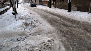 Без ток в Бургаско, влак аварира заради снега