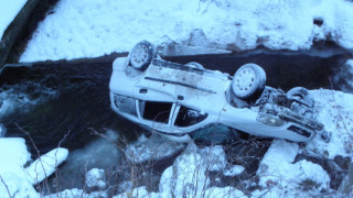 Полет на кола в река прати жена в болница