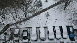 Заралии паркират на аванта в центъра заради снега