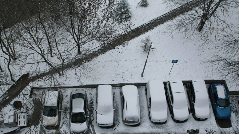 Заралии паркират на аванта в центъра заради снега | StandartNews.com