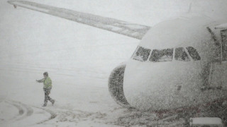 Затвориха летище Варна заради снега