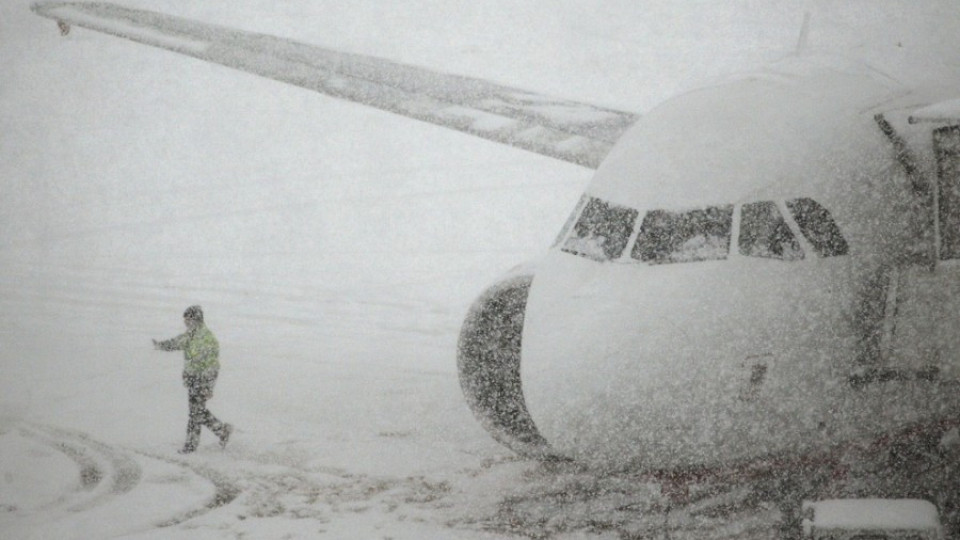Затвориха летище Варна заради снега | StandartNews.com