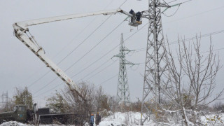 Вятър пречупи електрически стълбове