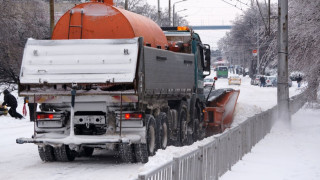 70 работници и 11 машини изчистиха Благоевград от снега