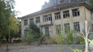Закрито училище става център за младежи в риск