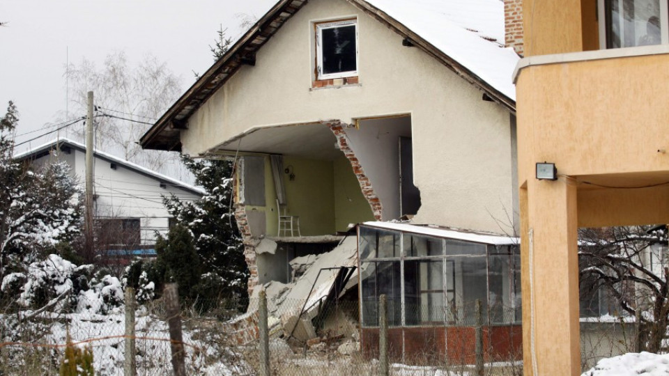 Баш майстори срутиха къща (обзор) | StandartNews.com