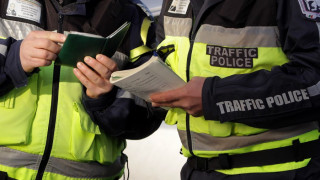 Шофьор на „Мерцедес" опита да купи полицаи със стотачка