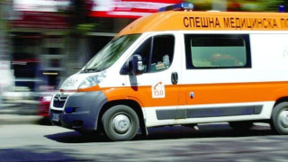 Бус с пътници се обърна на пътя