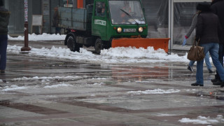 Над 100 работници лъснаха Благоевград от снега