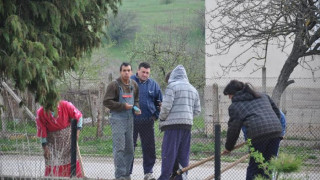 В Черно поле не спят с брадвите