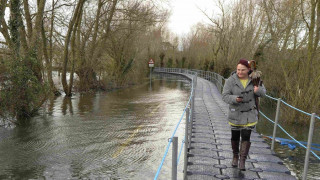 Великобритания се бори с наводненията