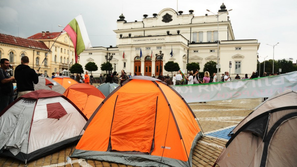 Нападнаха палатковия лагер пред НС | StandartNews.com