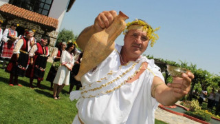 Коронясват Цар на виното в благоевградско село