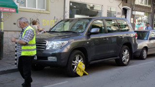 Закопчаха със скоби депутатски автомобили