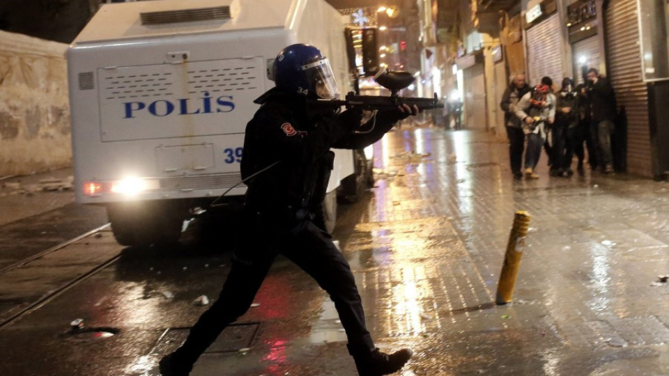 Уволниха още 800 полицаи в Турция | StandartNews.com