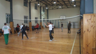 Ученици бият общинари на волейбол