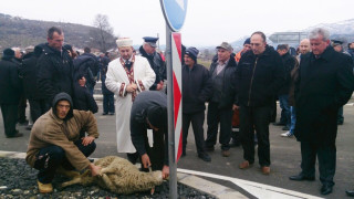 Кметът на Момчилград раздаде курбан за безаварийно пътуване