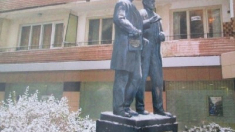Войниците, поругали паметника в Карлово, отиват на съд | StandartNews.com