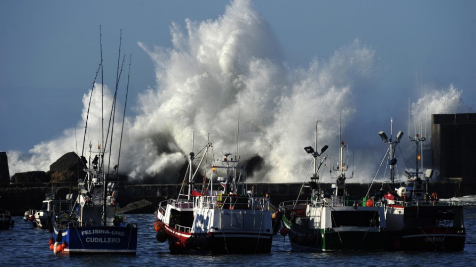 10 метра вълни  удариха Испания | StandartNews.com