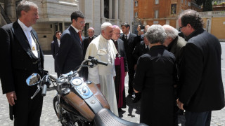 Папата продаде мотора си за 241,5 хил. евро
