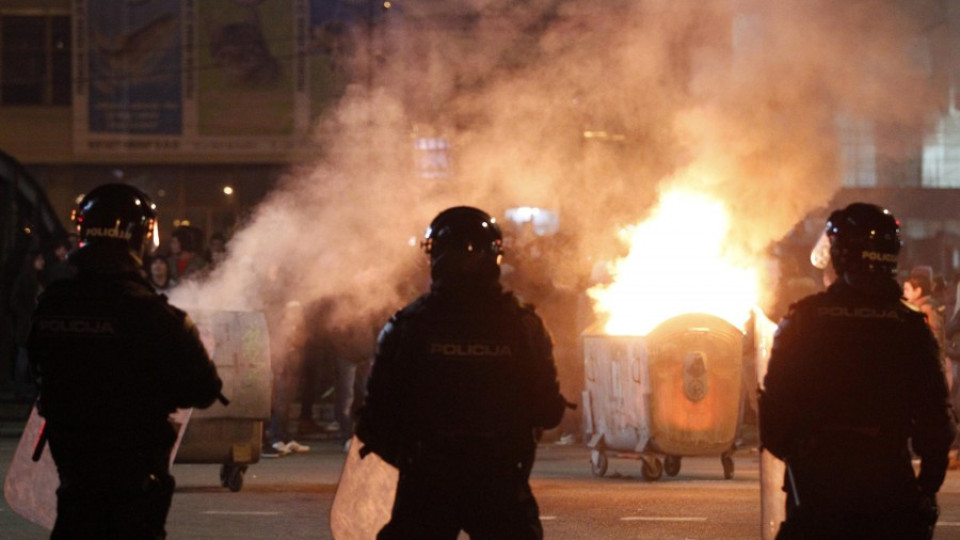 Сблъсъци на антиправителствен протест в Босна и Херцеговина | StandartNews.com
