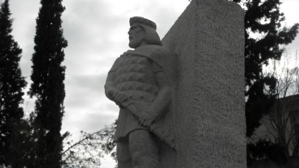 Местят паметника на Самуил в центъра на Кресна | StandartNews.com