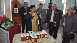 Пчеларите от Хасковско носят мед на бежанците на Св. Харалампий