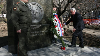 Исаков с цветя на паметника на Граф Игнатиев