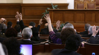 Депутатите заседават извънредно днес
