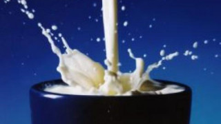 Дариха млека с изтекъл срок на годност на социални домове