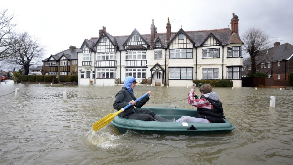 Потоп остави без дом придворни на Елизабет II | StandartNews.com