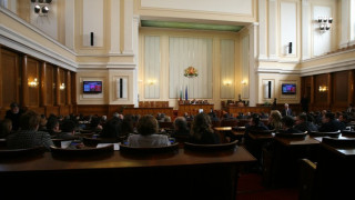 Депутатите гласуват вота на недоверие срещу кабинета