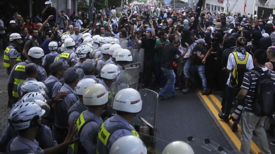 Масови протести в Бразилия и Венецуела | StandartNews.com