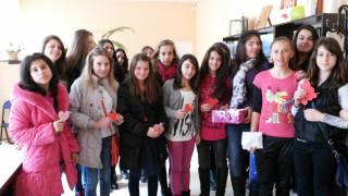 Младежи раздадоха 270 валентинки на ученици и учители