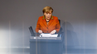 Меркел иска укрепване на военното сътрудничество с Франция